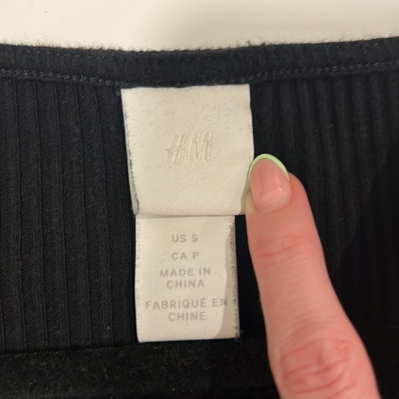 Cropped Scoop neck, faux button front t shirt, black ribbed, 90’s style - Picture 6 of 8